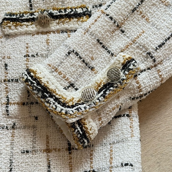 CHANEL White and Black Tweed Blazer 2017 - Picture 12 of 15